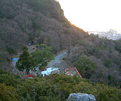 岩場からは真下に碁石山寺の境内が見えました