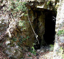 上側の洞窟
