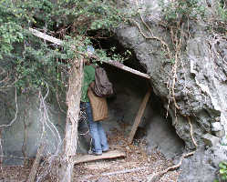 奥に祭壇の跡がある小さい洞窟