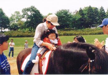 智ちゃんポニーに乗る