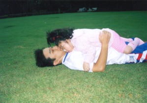 公園の芝生の上で